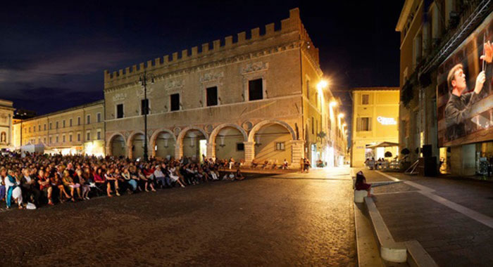 Rossini-Opera-Festival-Piazza
